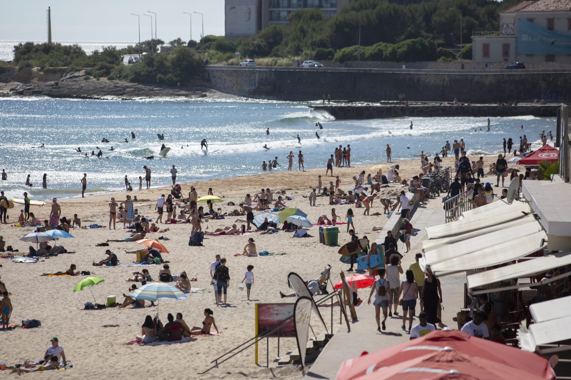 Rixa na praia de Carcavelos acaba com homem esfaqueado