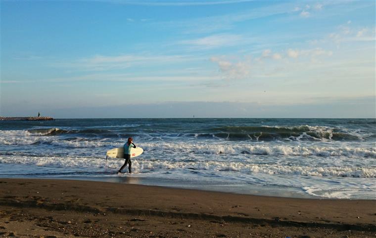 Surfistas resgatam homem e filha do mar em Espinho