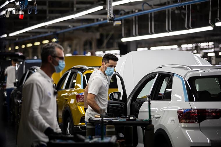 Trabalhadores do parque industrial da Volkswagen Autoeuropa temem despedimentos