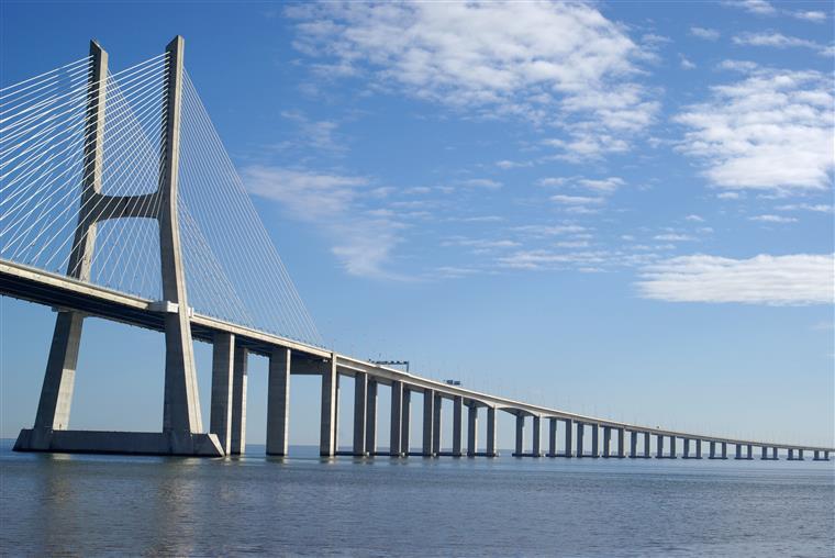 Colisão entre dois veículos na Ponte Vasco da Gama provoca um morto