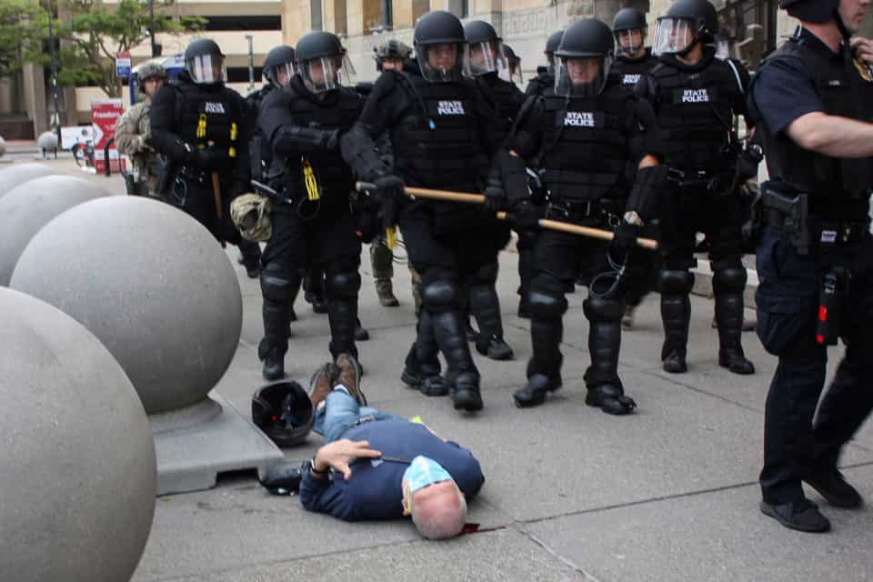 EUA. Homem empurrado pela polícia durante protestos tem fratura no crânio e não consegue andar