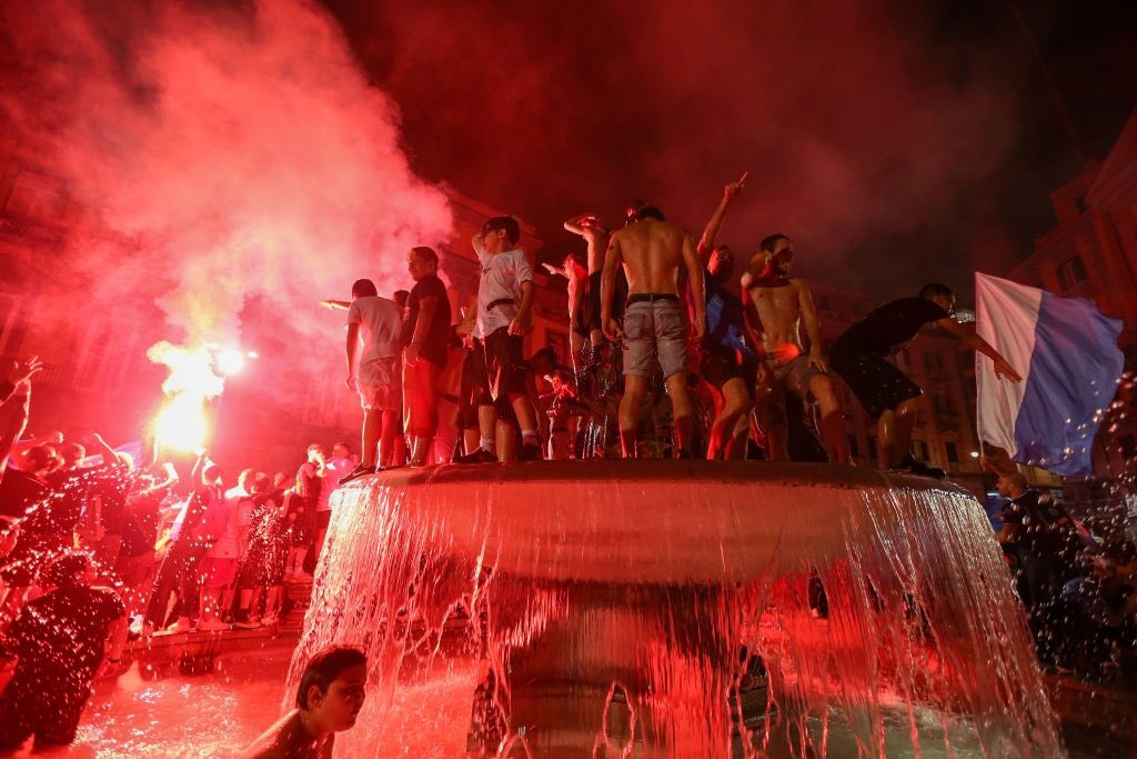 OMS critica festejos em Nápoles