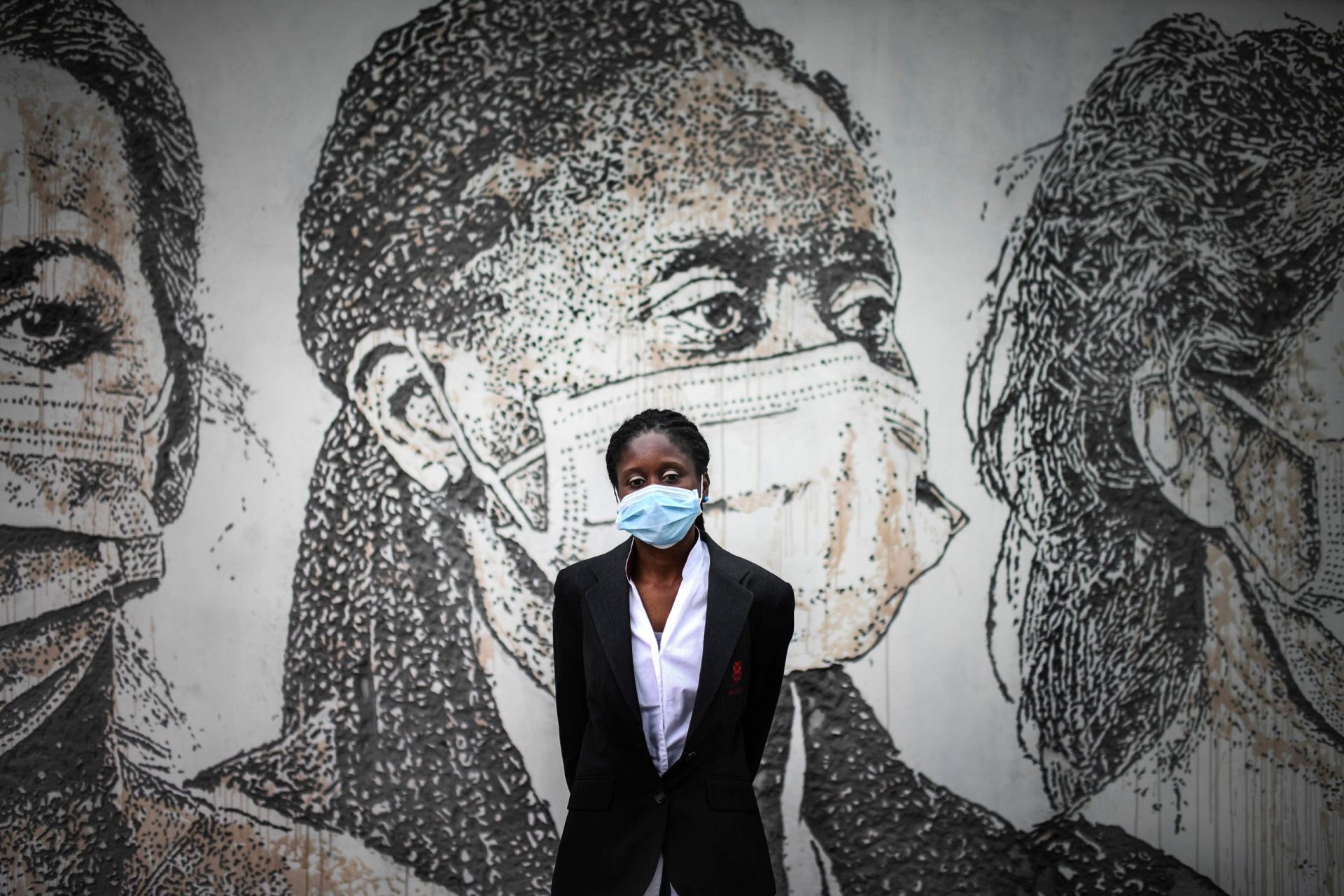 Vhils presta homenagem a profissionais de saúde no Hospital de São João