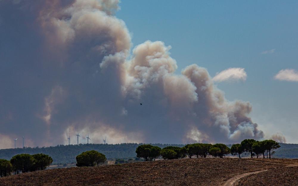 Incêndio em Aljezur leva ao corte da EN125 e da EN268