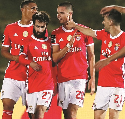 Benfica perde com o Santa Clara em jogo louco na Luz