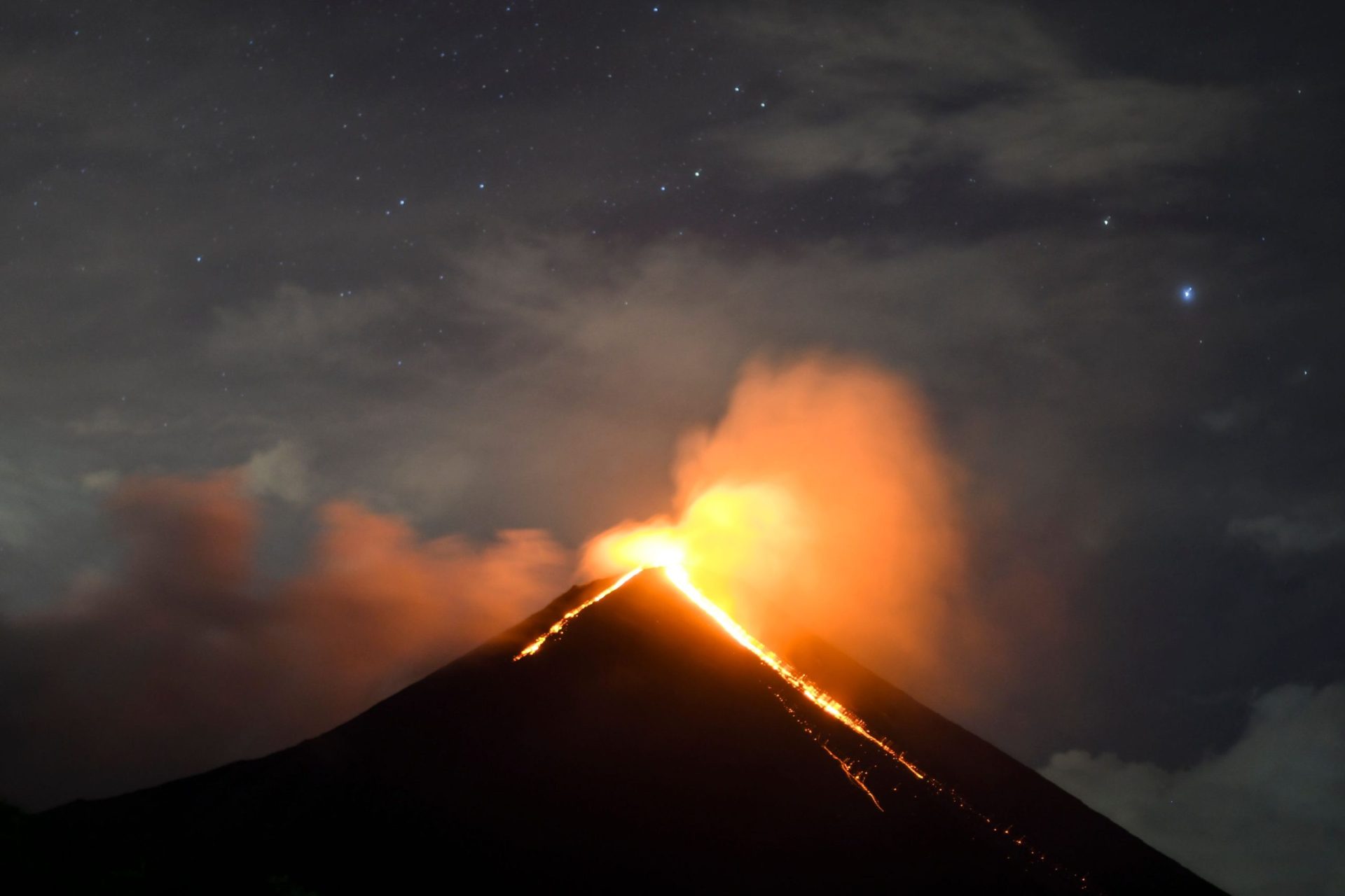 Dois vulcões entram em erupção na Guatemala