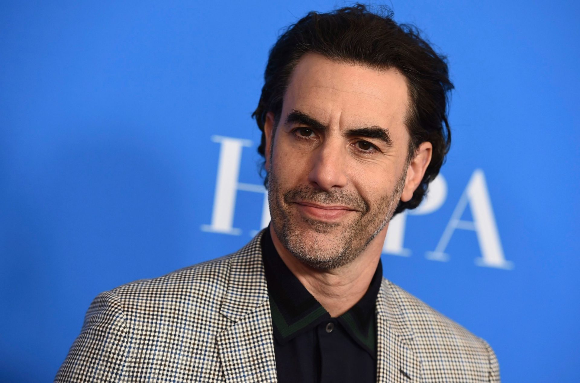 Sacha Baron Cohen infiltra-se em comício de extrema-direita nos EUA e finge ser cantor racista