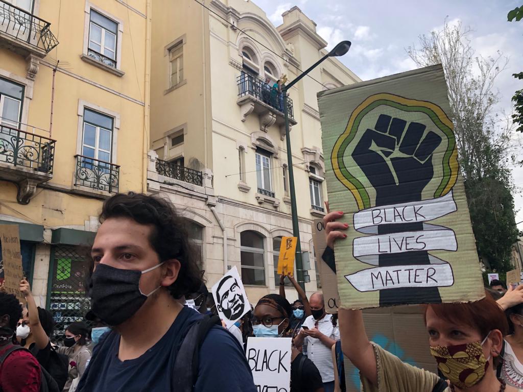 As imagens e os vídeos da marcha contra o racismo que juntou centenas de pessoas em Lisboa