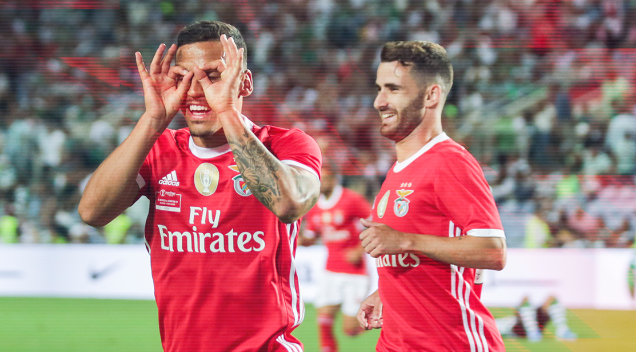 Benfica vence V.Guimarães e adia título do FC Porto