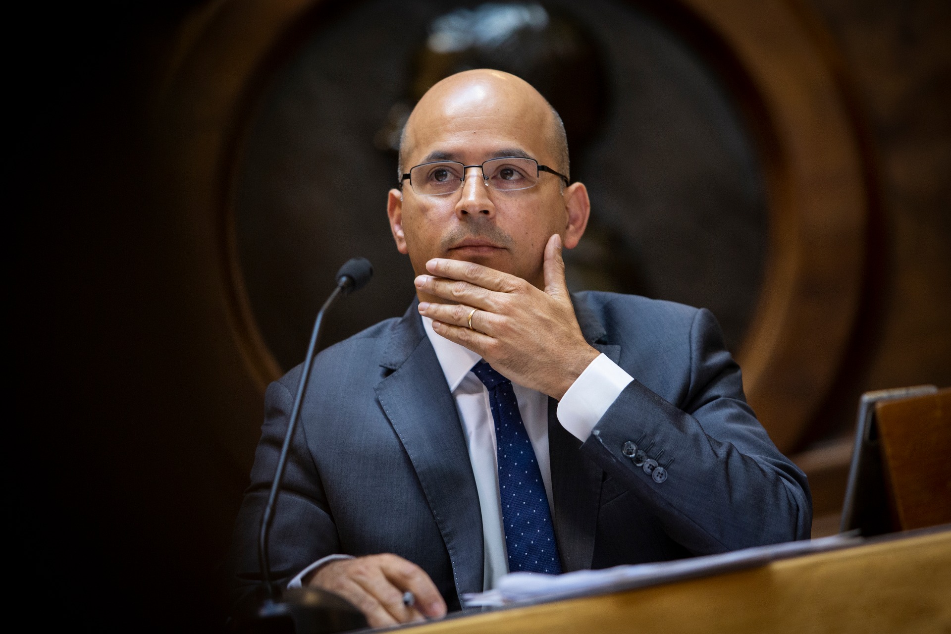 João Leão torna oficial agravamento do défice para 7%