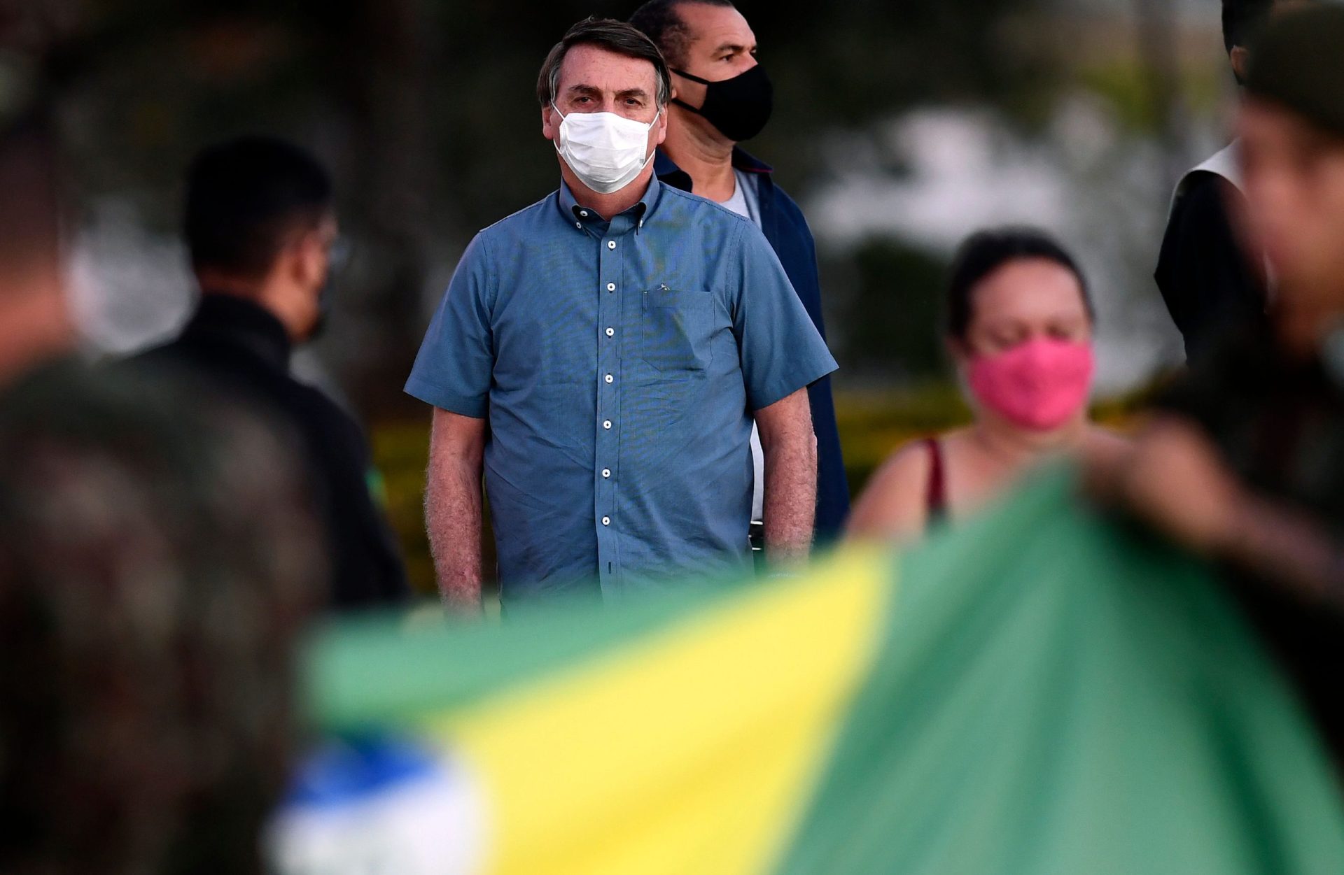 Jair Bolsonaro quebra isolamento social e dá um passeio por Brasília