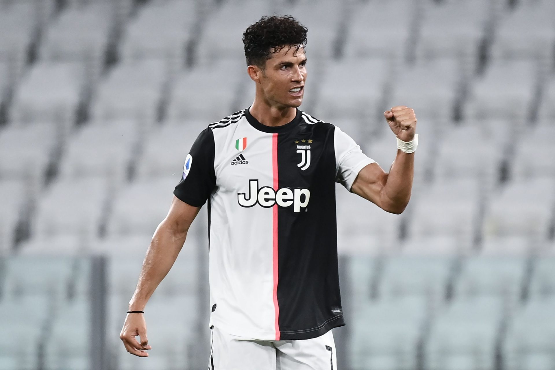 Cristiano Ronaldo dedica título da Juventus a vítimas da covid-19