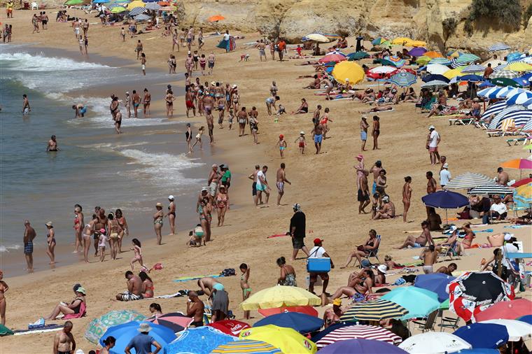 Praias de Santo António e Monte Gordo abertas a banhos