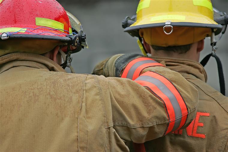 Mais de 300 bombeiros combatem incêndio em Chaves