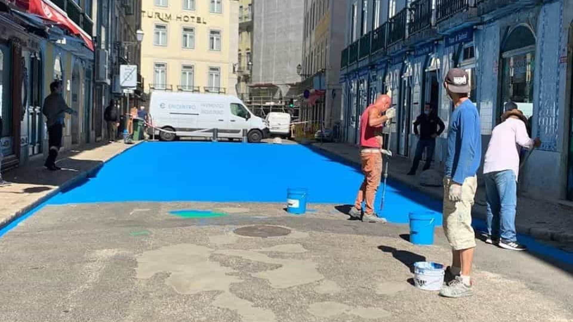 Lisboa. Rua dos Bacalhoeiros foi pintada de azul mas nem todos gostaram da mudança
