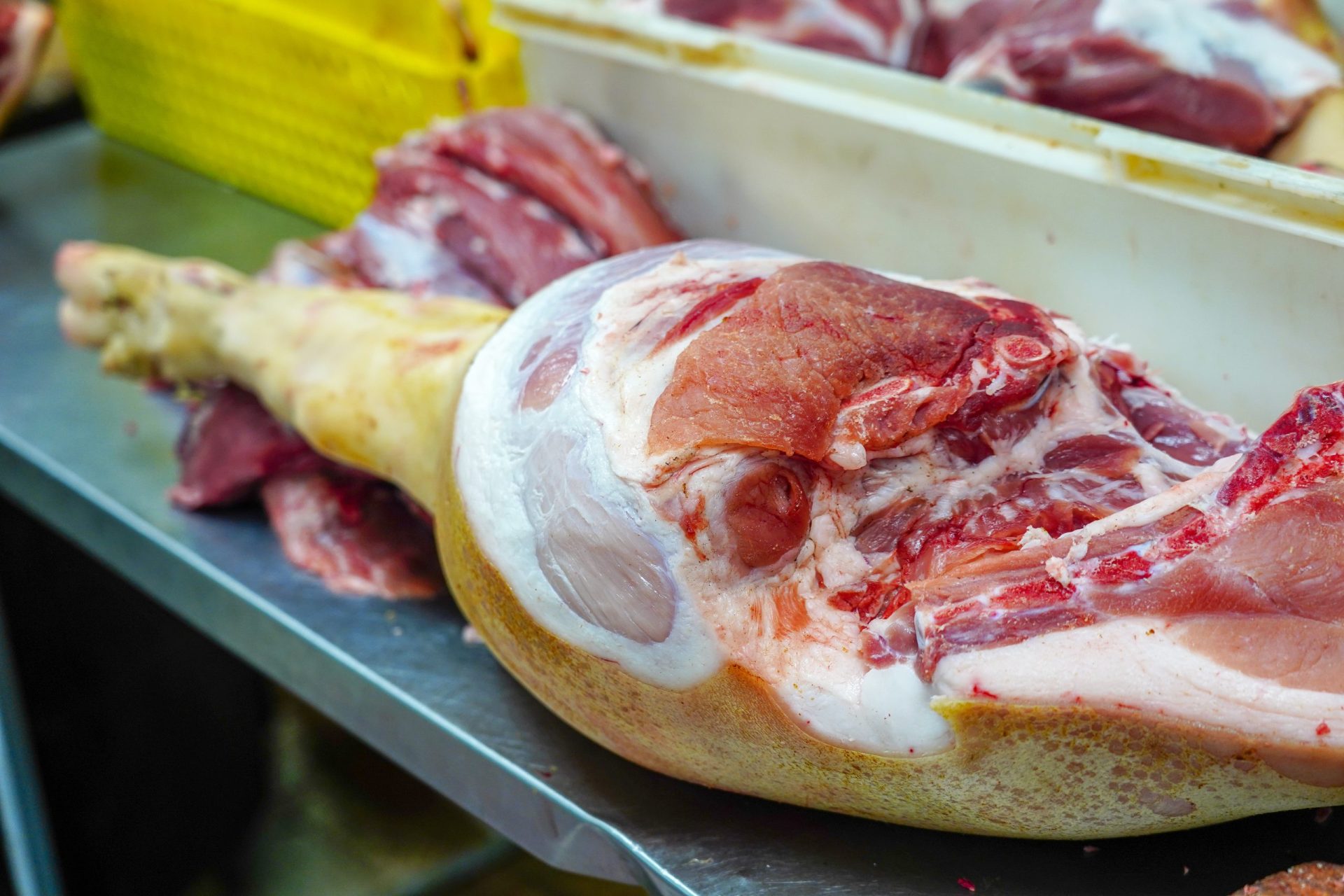 China limita importações de carne por causa de surtos de covid-19 em matadouros