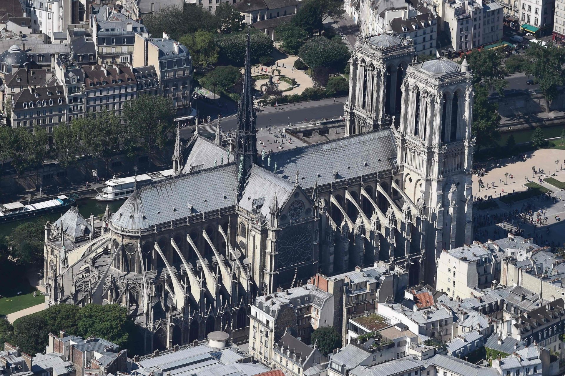 Restauração de notre-dame vai ser feita de forma idêntica à construção