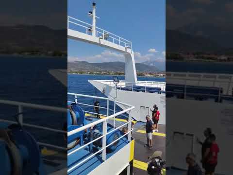 Ferry na Grécia salva criança a boiar em alto-mar num ‘unicórnio’ | VÍDEO