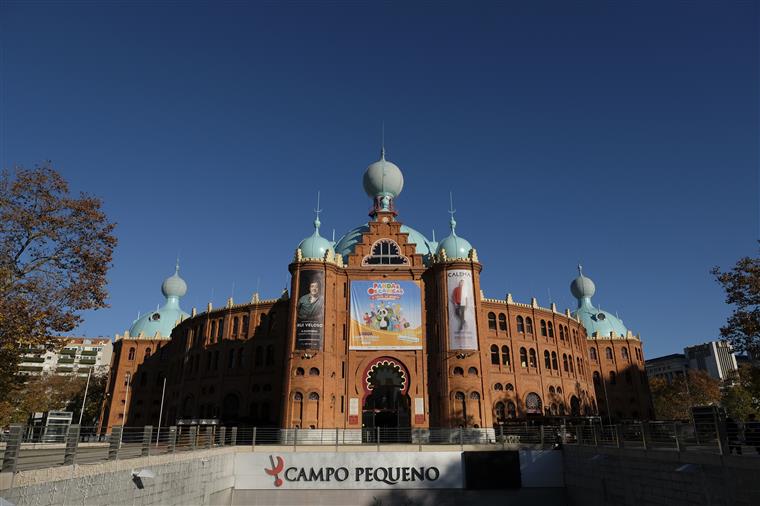 Campo Pequeno foi alvo de vandalismo. Fachada ficou com tinta vermelha