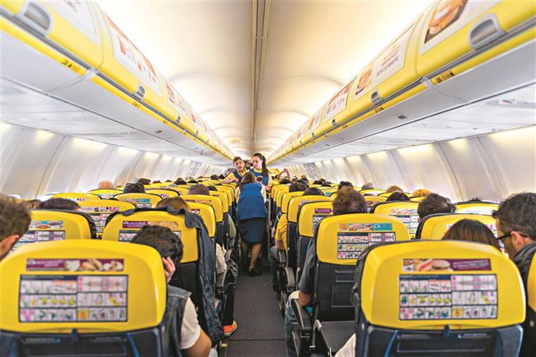 Ryanair: Passageiro infetado com covid-19 escoltado de avião em Londres