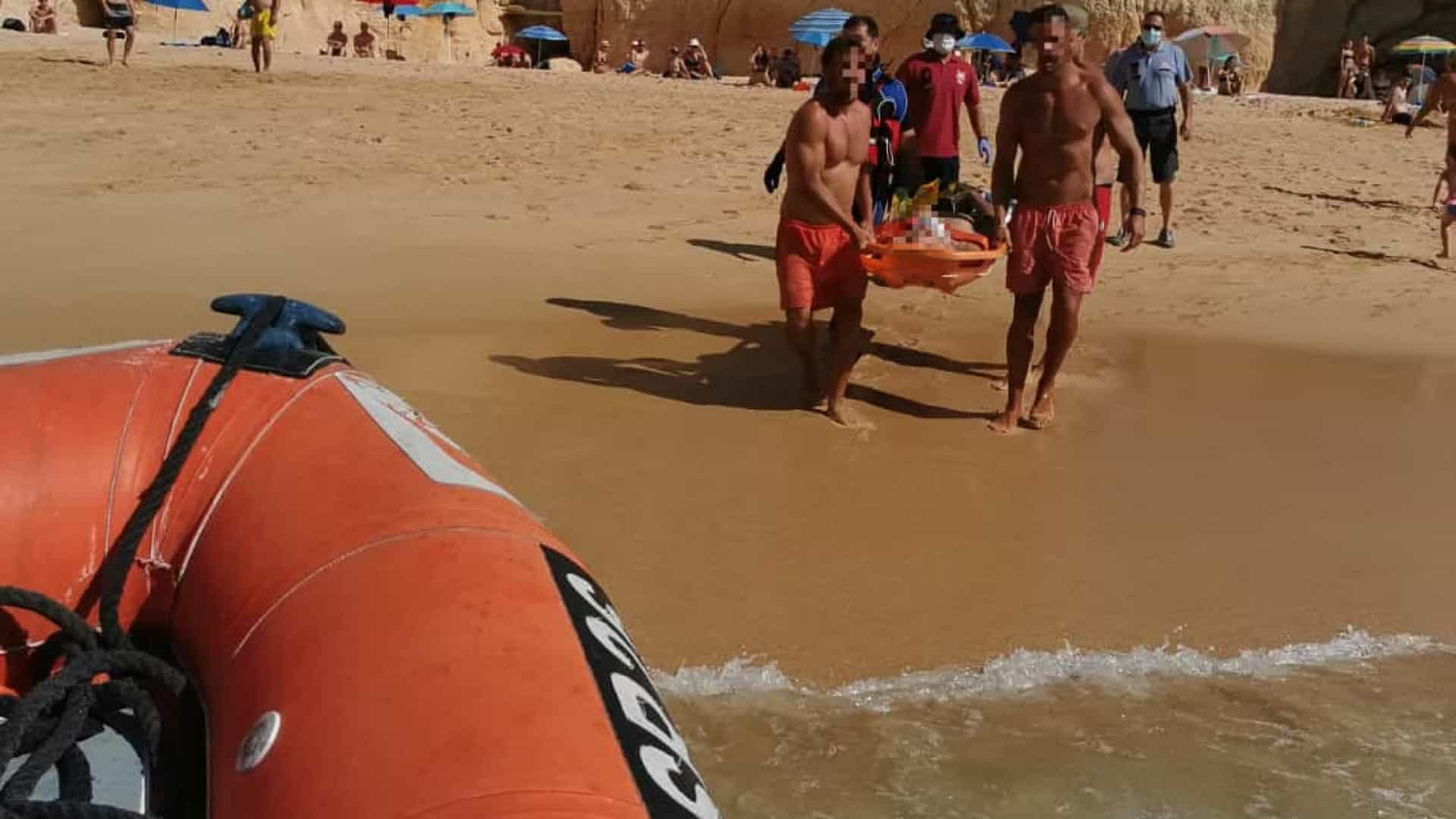 Lagoa. Homem fratura pernas após saltar de falésia para o mar