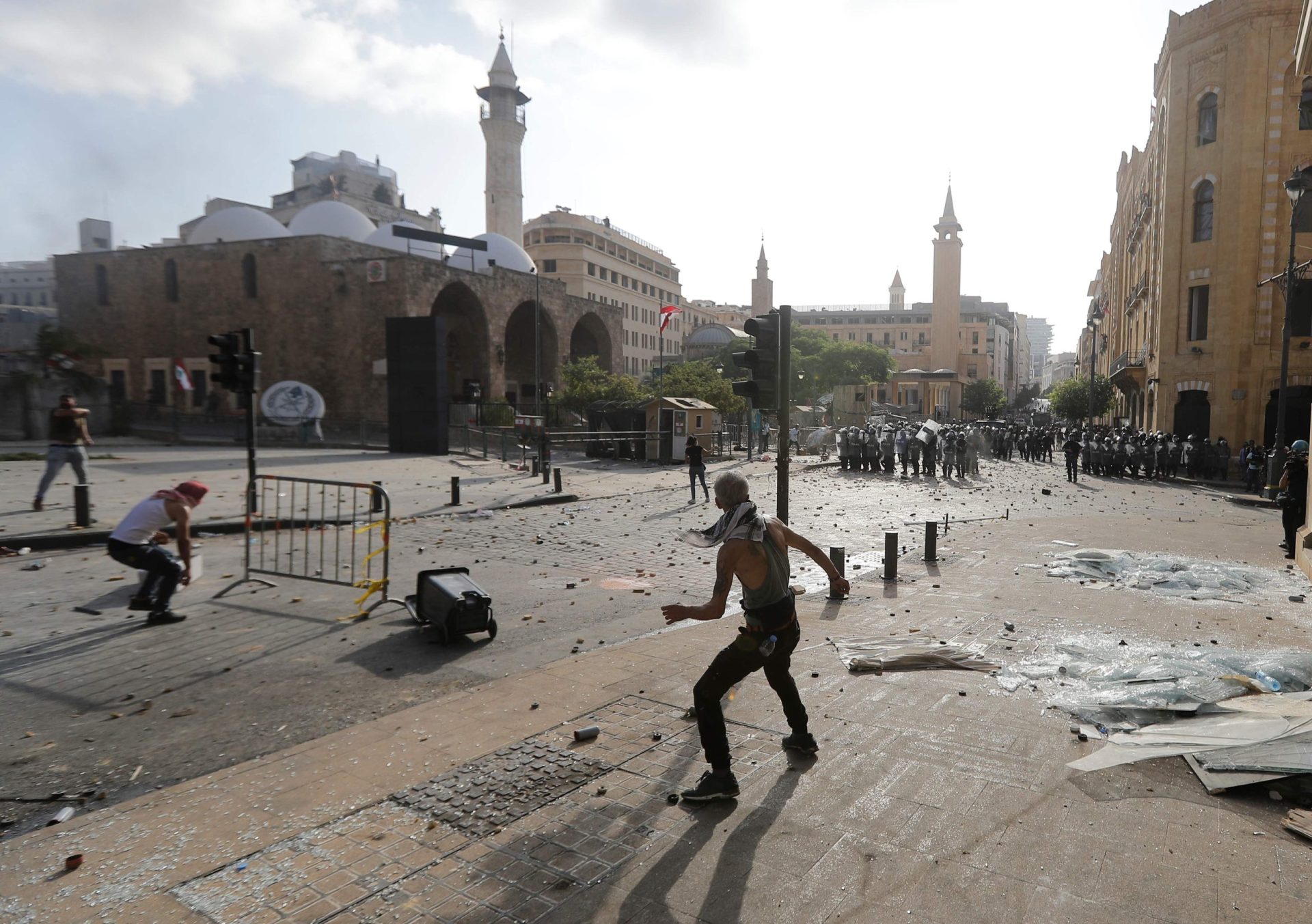 Um polícia morto e mais de 100 feridos durante protestos em Beirute