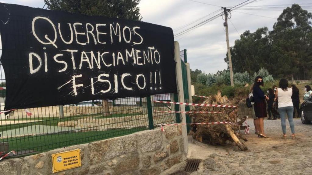 Pais opõem-se ao regresso às aulas e bloqueiam entrada em escola de Barcelos com troncos de árvores