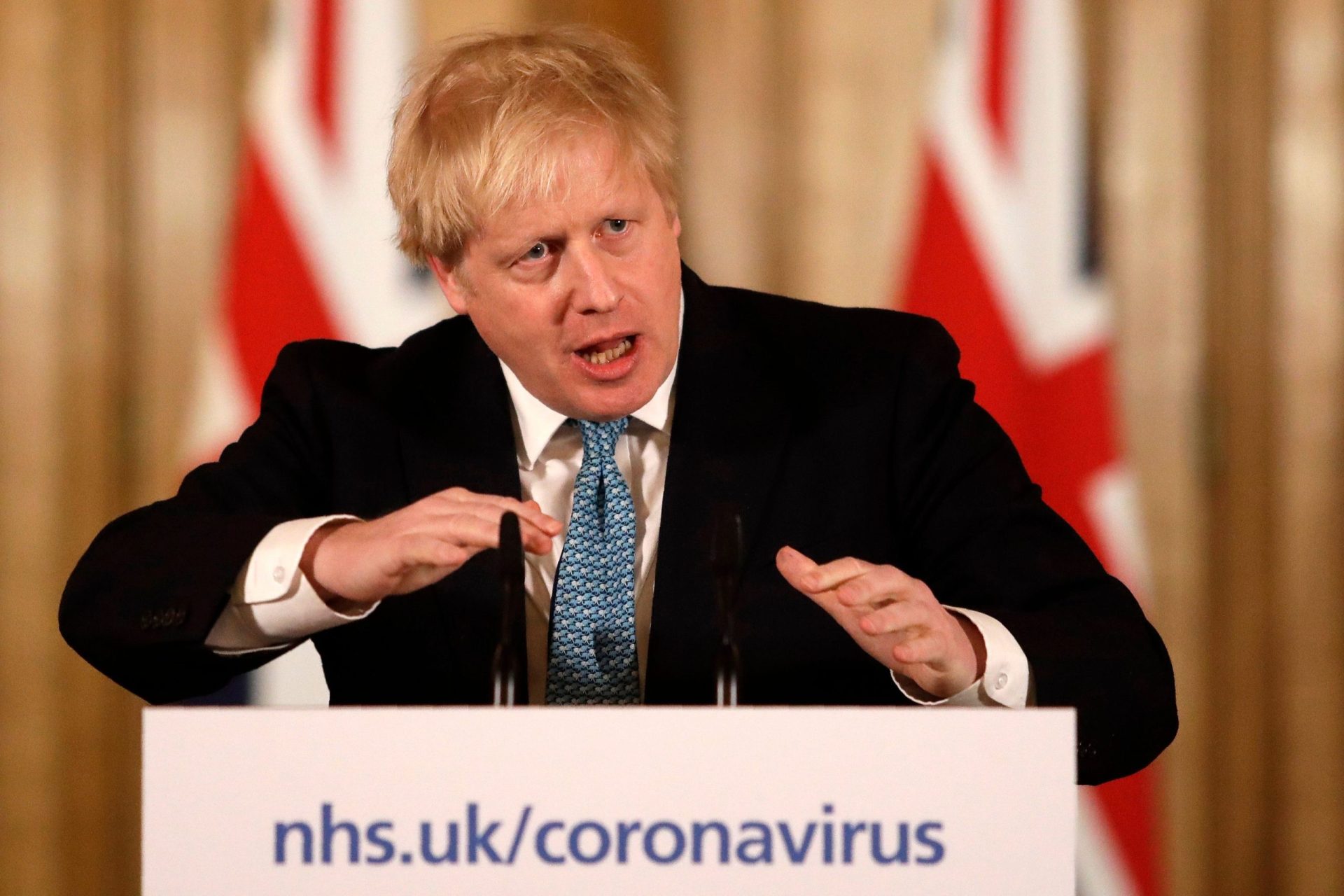 Boris Johnson volta a apertar medidas para combater a covid-19