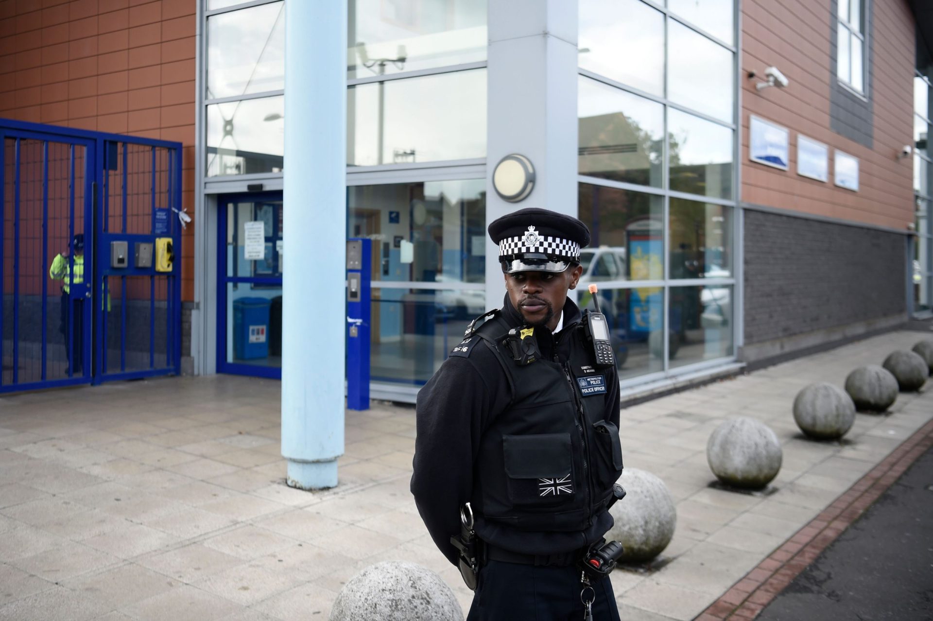 Polícia britânico morto a tiro na esquadra por suspeito que estava a deter