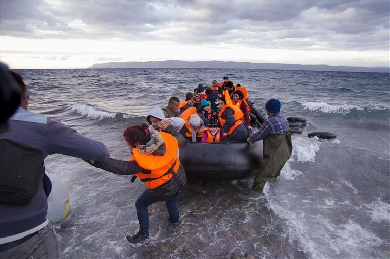 Encontrados mortos dez migrantes em embarcação no largo de Mayotte