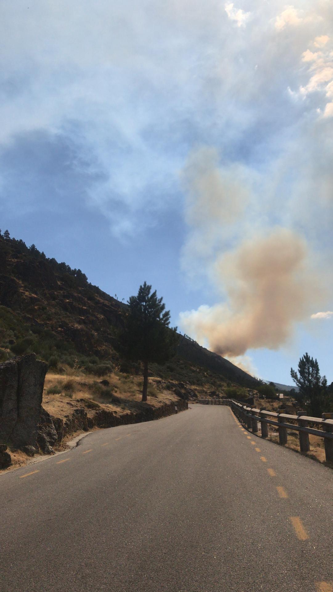 Mais de 150 bombeiros combateram incêndio que deflagrou hoje na Serra da Estrela