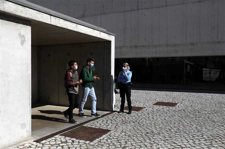 Regresso às aulas. Coinfecção com SARS-CoV-2 e outros vírus respiratórios é uma das preocupações