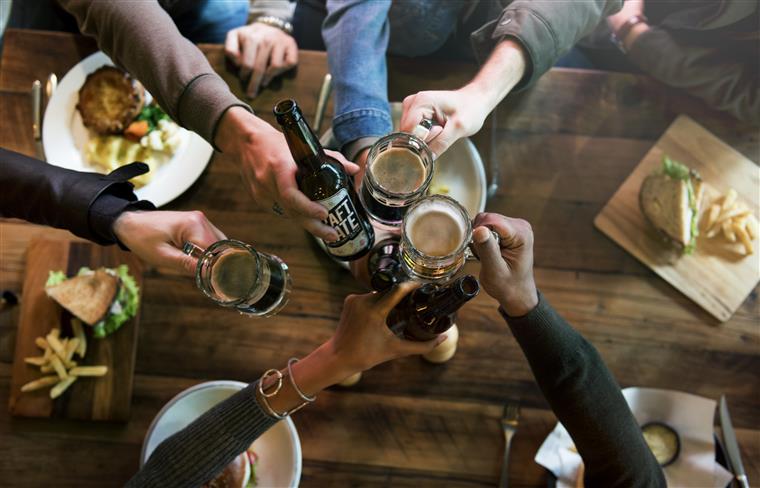 Beber álcool todos os dias pode aumentar risco de obesidade até 34%