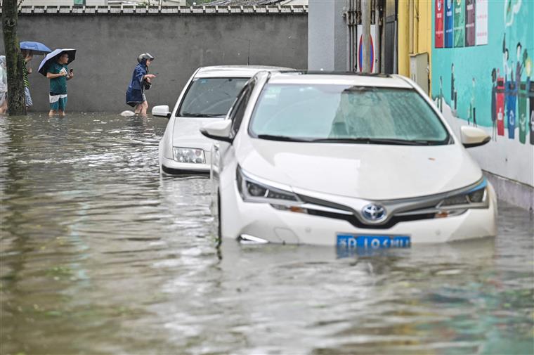 Autocarro cai no rio e causa, pelo menos, três mortos na China