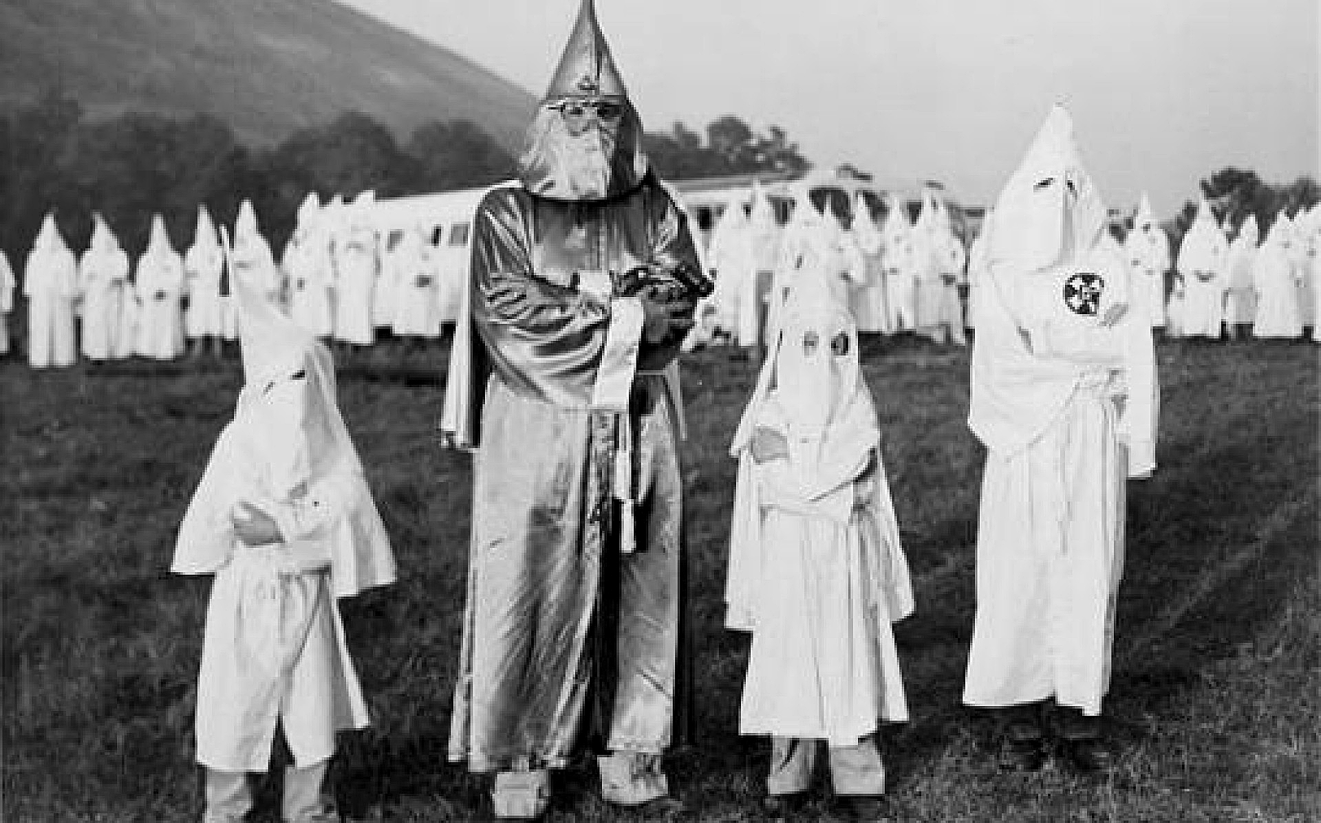 KU KLUX KLAN. Os mais valentes dos cobardes!