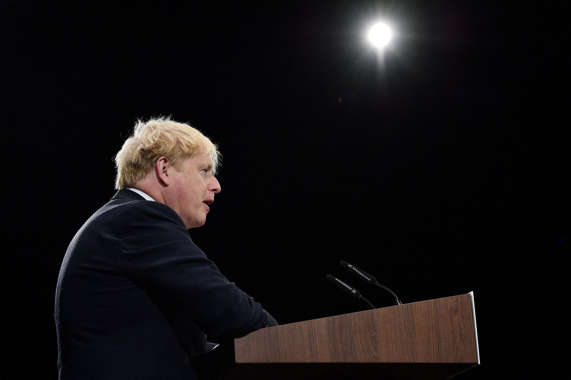 Boris Johnson lamenta morte de “um dos seres mais amáveis da política” britânica