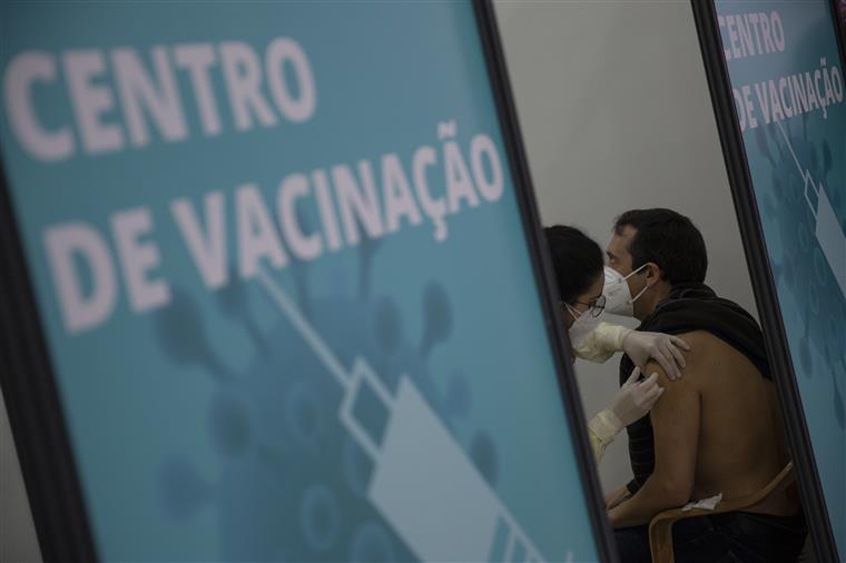 Vacinação simultânea contra gripe e covid-19 começa esta segunda-feira