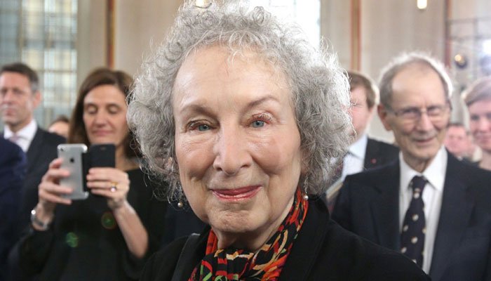 Margaret Atwood debaixo de fogo por partilhar artigo a criticar a neutralidade de género