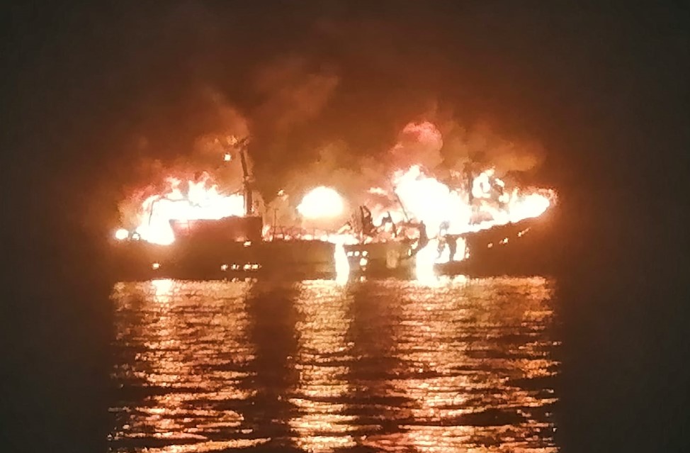 Embarcação com 13 tripulantes começa a arder, na costa de Setúbal