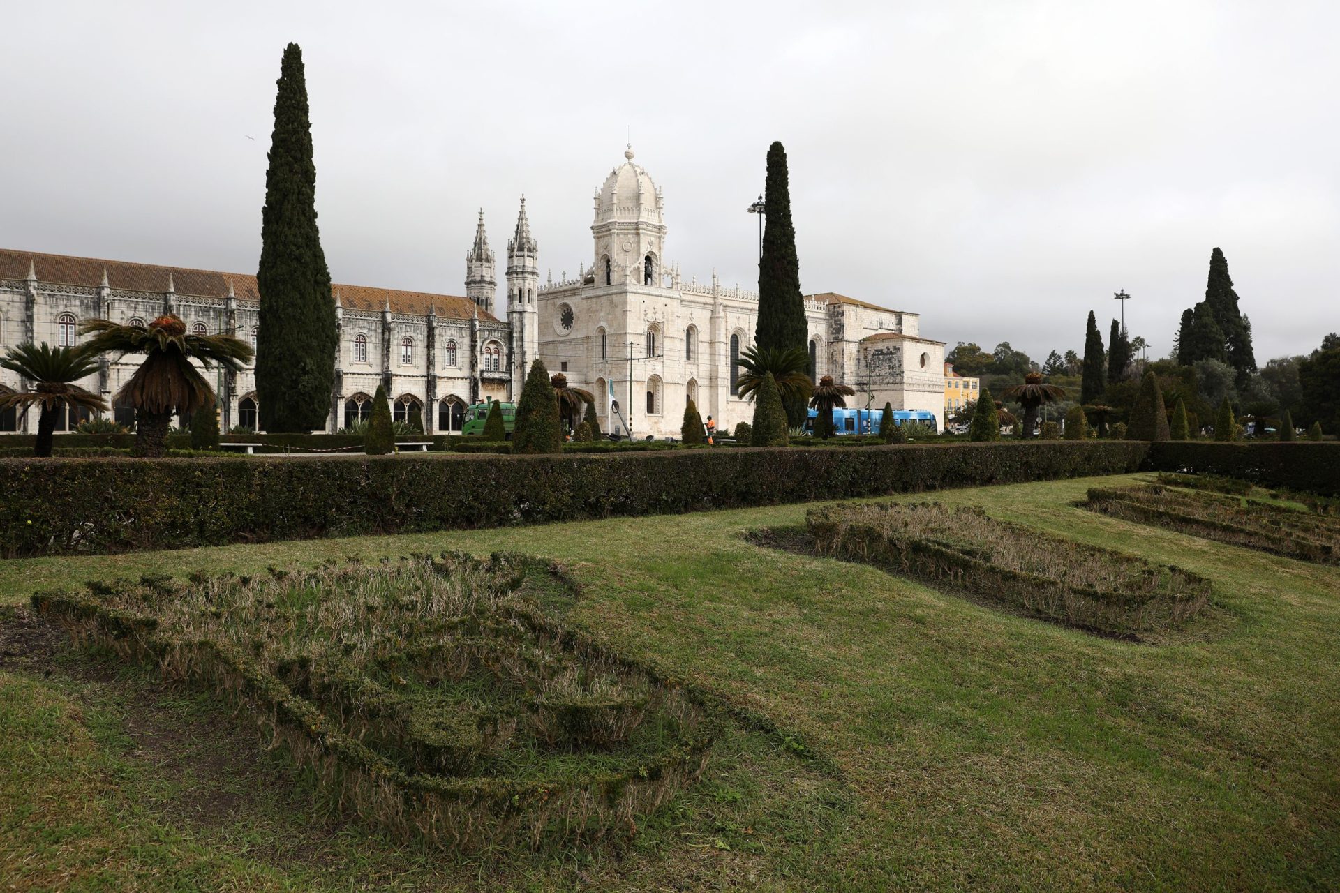 Brasões florais passam a calçada