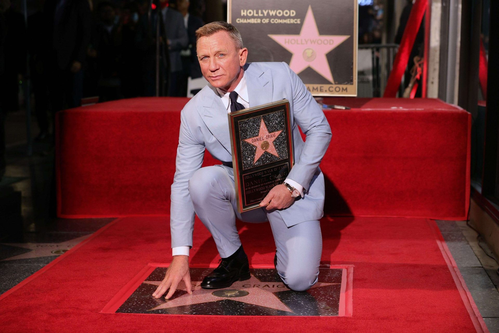 Depois de dizer adeus a ‘James Bond’, Daniel Craig recebe estrela no Passeio da Fama de Hollywood