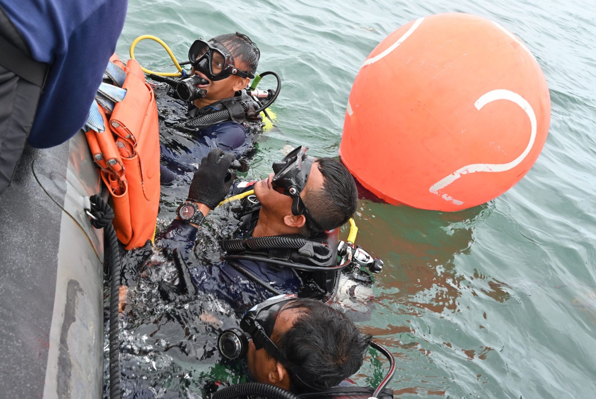 Navio da marinha indonésia deteta sinal de vida do avião que caiu no mar