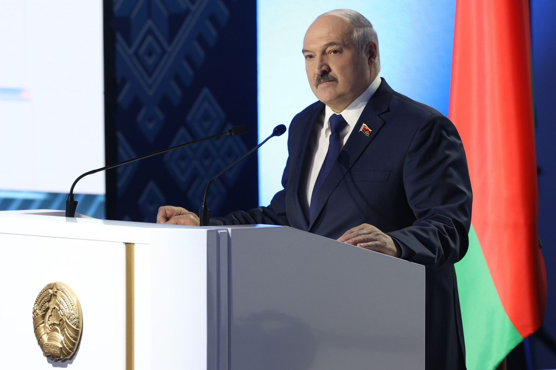 Lukashenko ameaça cortar gás natural na Europa e aconselha líderes “sem cérebro” a “pensar antes de falar”