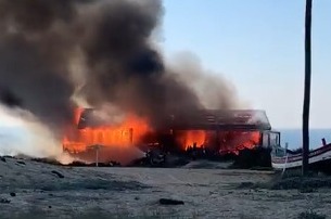 Bar na praia do Meco fica completamente destruído com incêndio