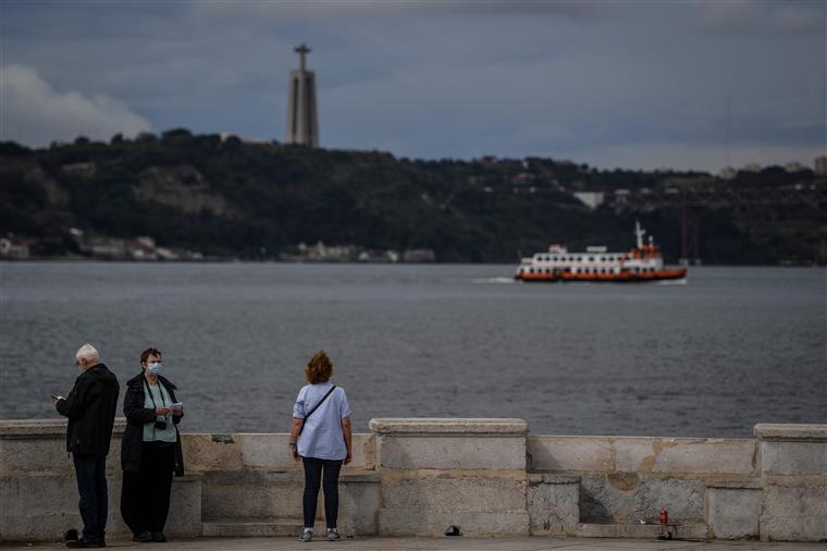 A este ritmo Portugal vai ultrapassar os 2.000 casos diários de covid-19 ainda antes de dezembro, diz epidemiologista