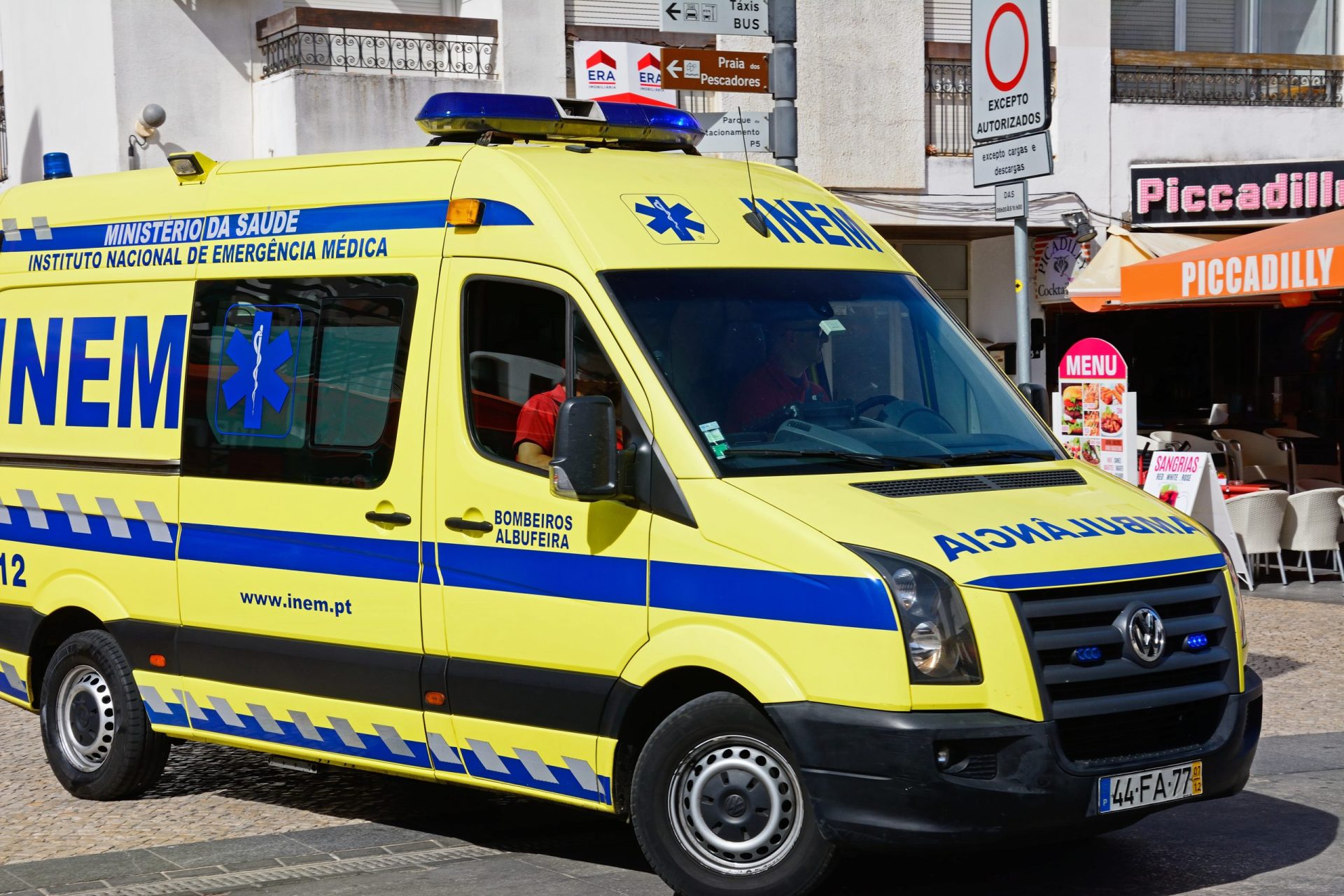 INEM equipa ambulâncias com monitores de sinais vitais que permitem realizar eletrocardiogramas