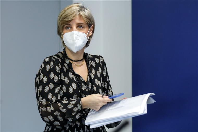 Governo está a seguir “com muita preocupação” nova variante da covid-19, afirma Marta Temido