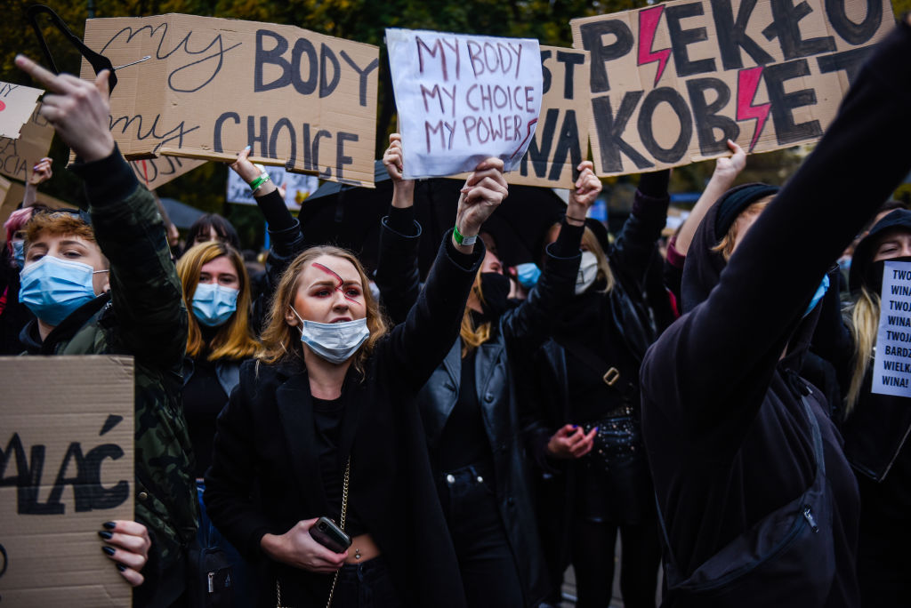 Polónia. Ativistas protestam contra lei do aborto após morte de grávida