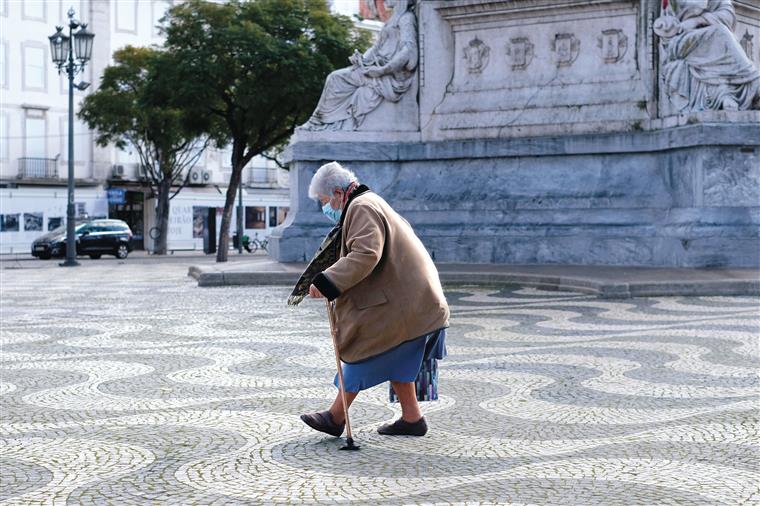 Covid-19. Número de novos infetados diminui mas o de internados continua a aumentar