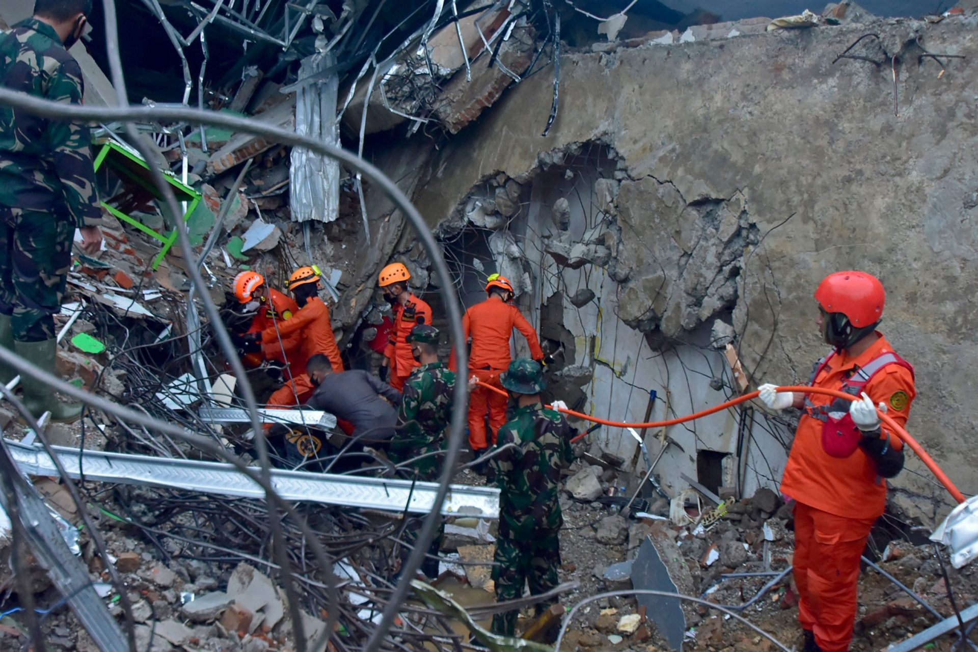 Sismo na Indonésia faz 37 mortos e centenas de feridos